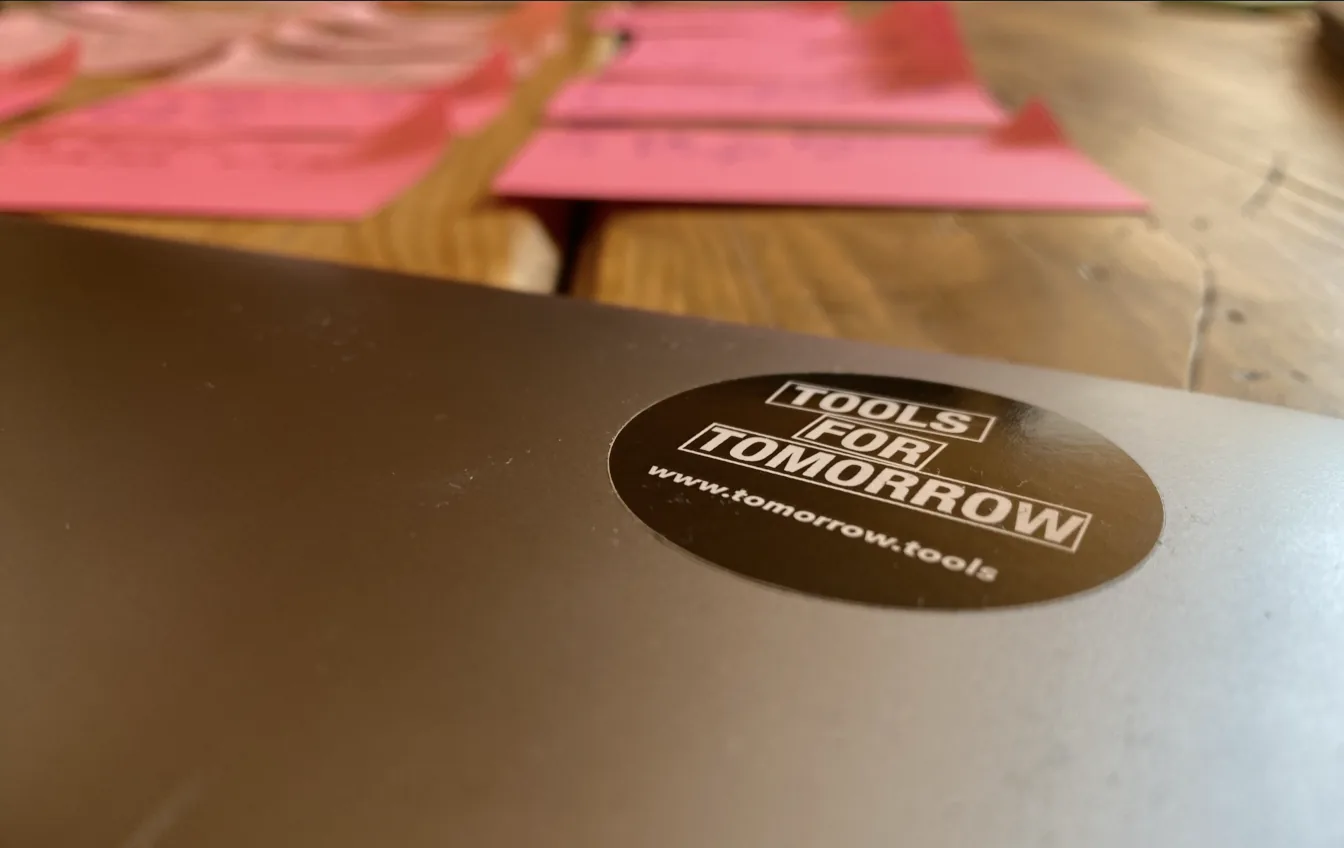 Tools-for-Tomorrow-Werkbank mit Material und Notizen