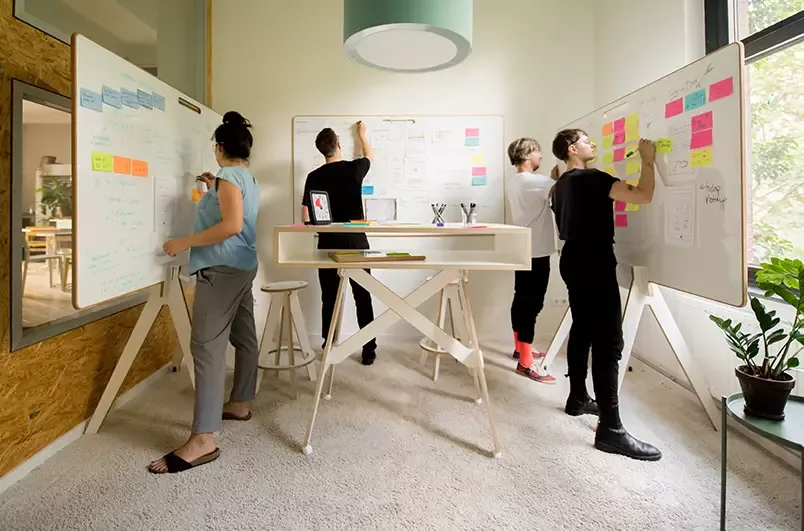 Design-Thinking-Workshop-Möbel: Whiteboards und Stehtische